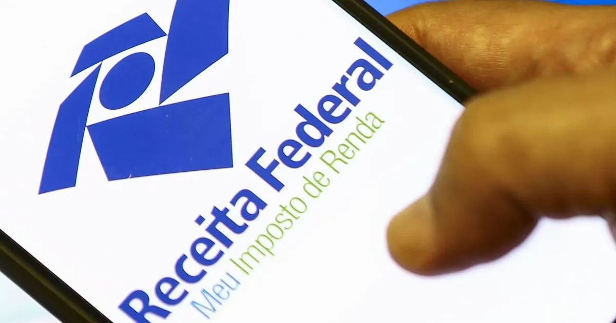 Pessoa consultando extrato e relatório de investimentos internacionais em tela de computador