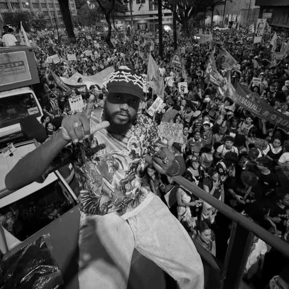Djonga falando no palco durante ato pró-Lula no centro de Belo Horizonte