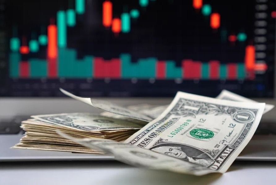 Painel com cotações do dólar, taxas e índice da Bolsa