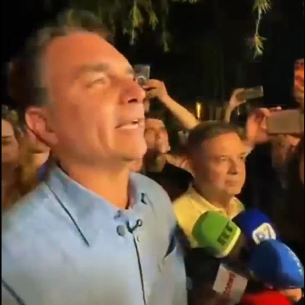 Flávio Bolsonaro em coletiva após resultado do primeiro turno