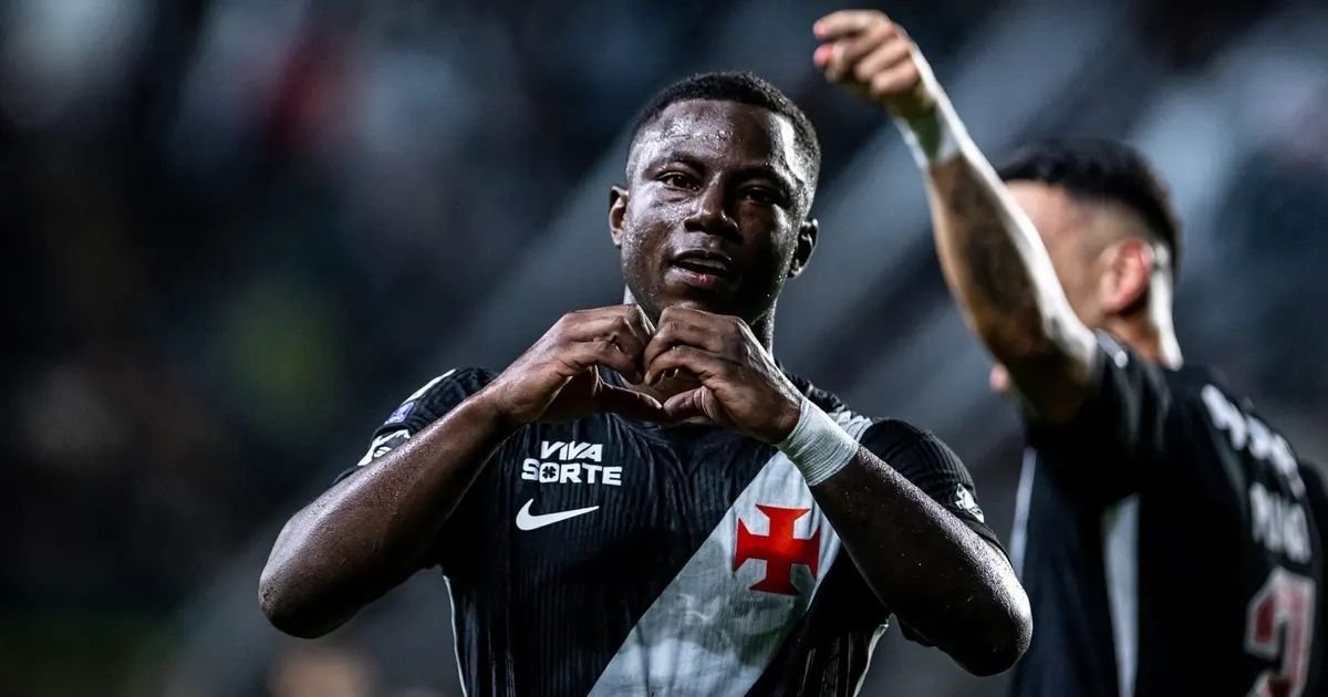 Marino Hinestroza comemorando gol do Vasco em São Januário