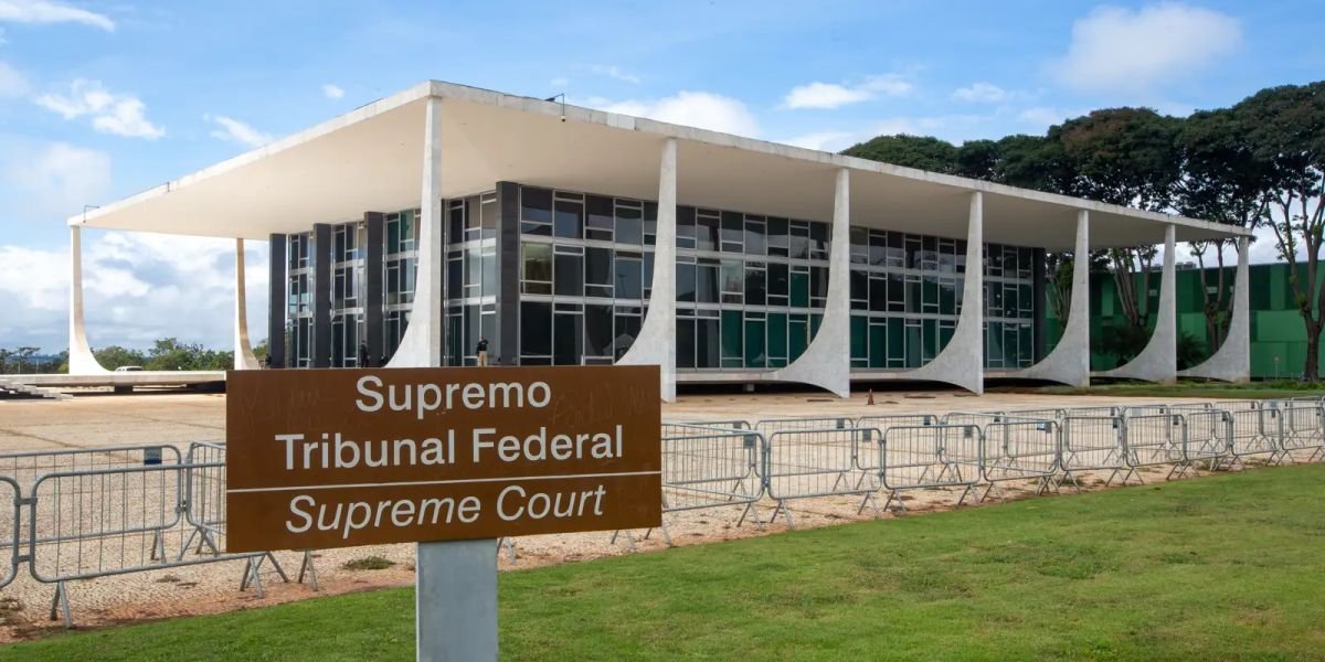 Grade de segurança e entrada da sede do STF na Esplanada dos Ministérios