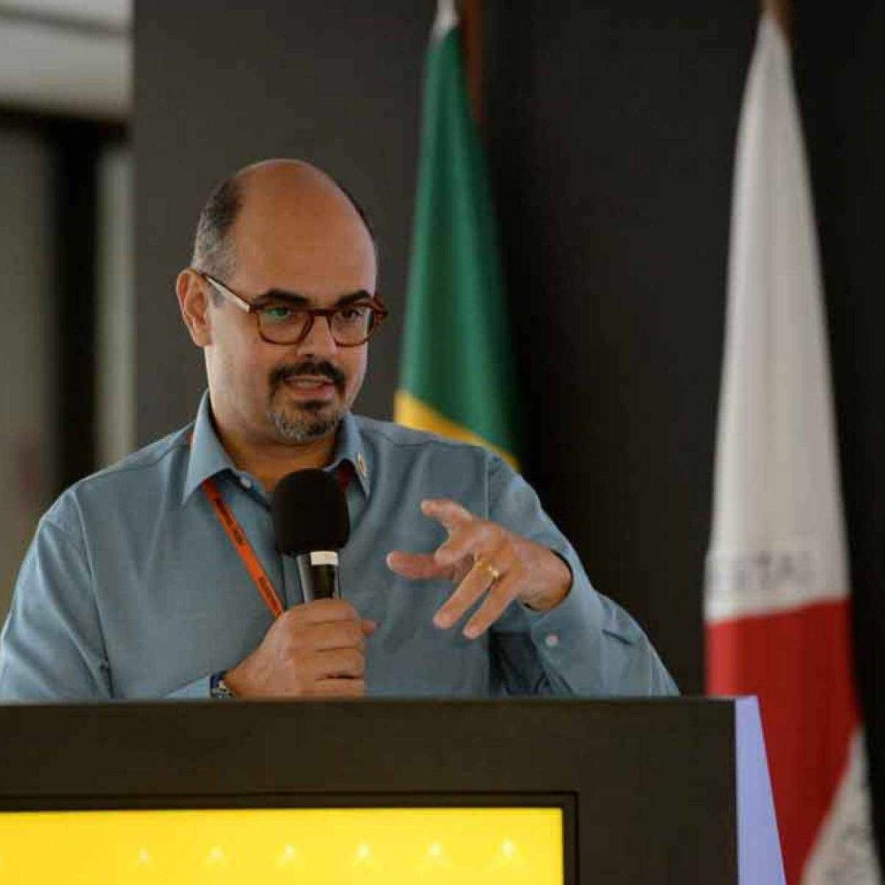 Governador Mateus Simões durante cerimônia de entrega de viaturas