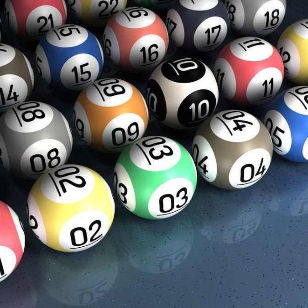 Interior de casa de bingo com máquinas eletrônicas desativadas