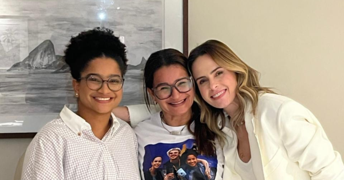 Neide Moreira com Ana Paula Renault e Milena vestindo camiseta do grupo Eternos