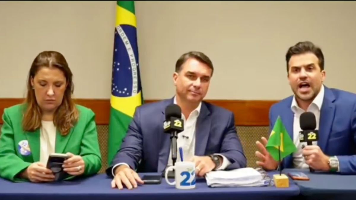 Pablo Marçal em transmissão ao vivo com Flávio Bolsonaro