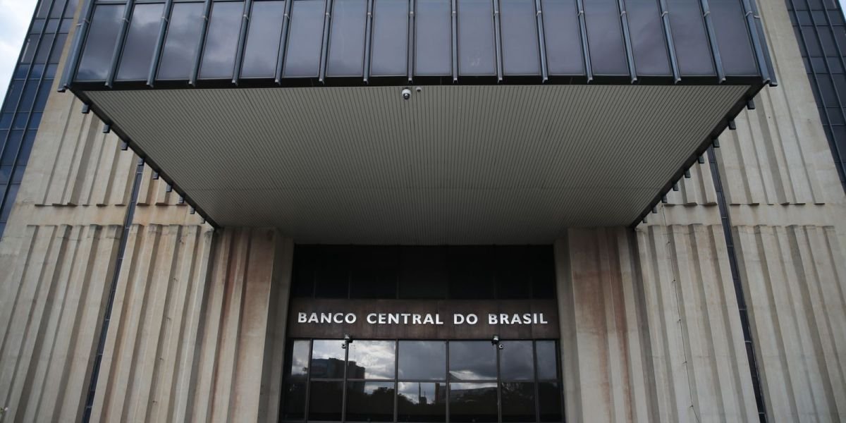 Tela com gráficos econômicos e indicadores