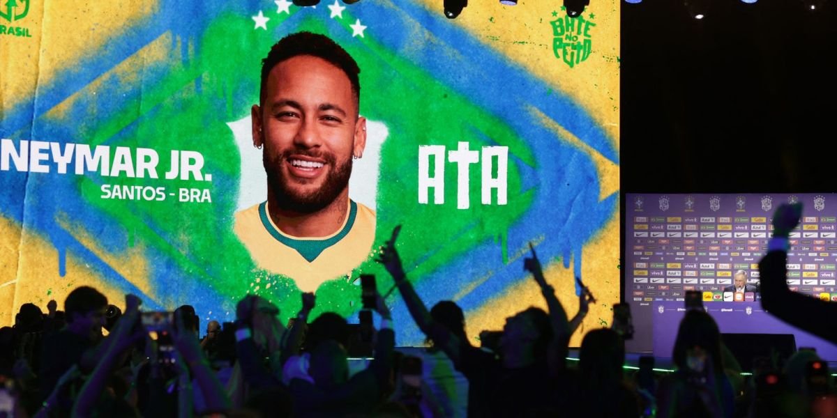Neymar comemorando com a camisa da seleção brasileira