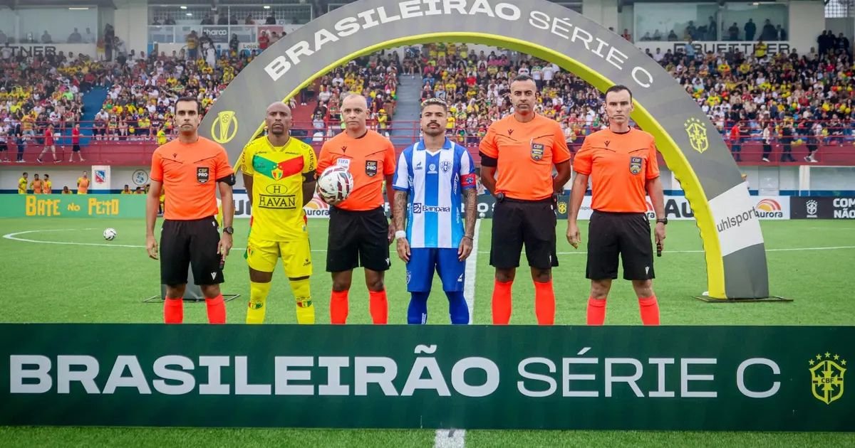 Torcida e policiais na arquibancada da Arena Simon durante paralisação