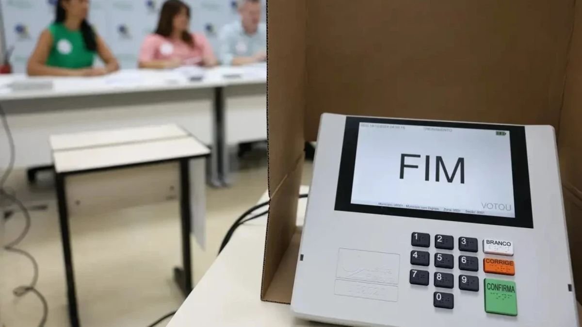 Eleitor depositando voto em urna eletrônica durante votação