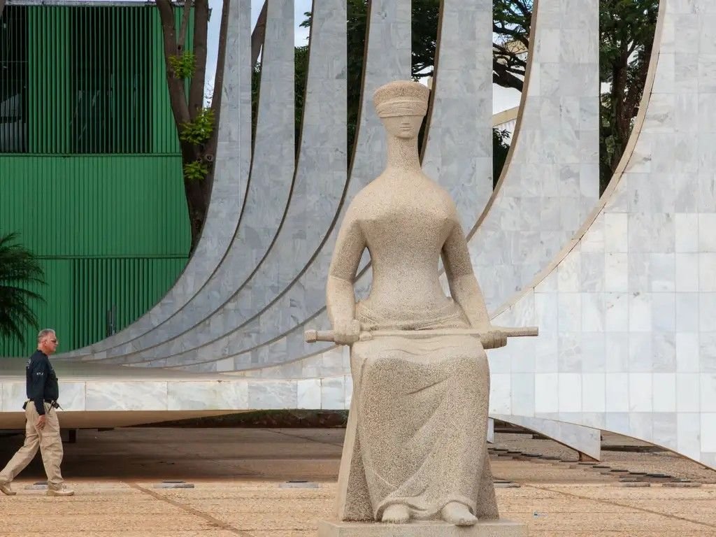 Mãe segurando recém-nascido nos braços